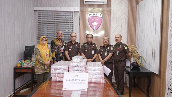 Tim penyidik Kejaksaan Sumatera Utara menerima pengembalian kerugian negara kasus korupsi penataan Watefron City Pangururan dan Tele Samosir 13 Miliar, Medan, Senin (23/2/2026)