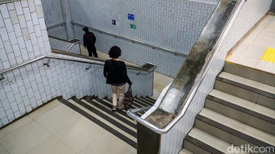 Keluhkan Akses Tangga, Penumpang Minta Lift di Stasiun Depok Baru