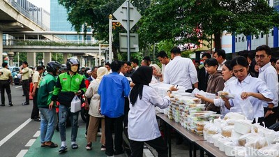 Kementerian HAM Bagikan 1.500 Takjil untuk Warga