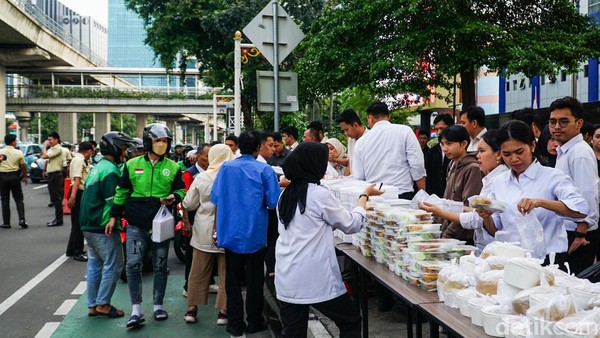 Kementerian HAM Bagikan 1.500 Takjil untuk Warga