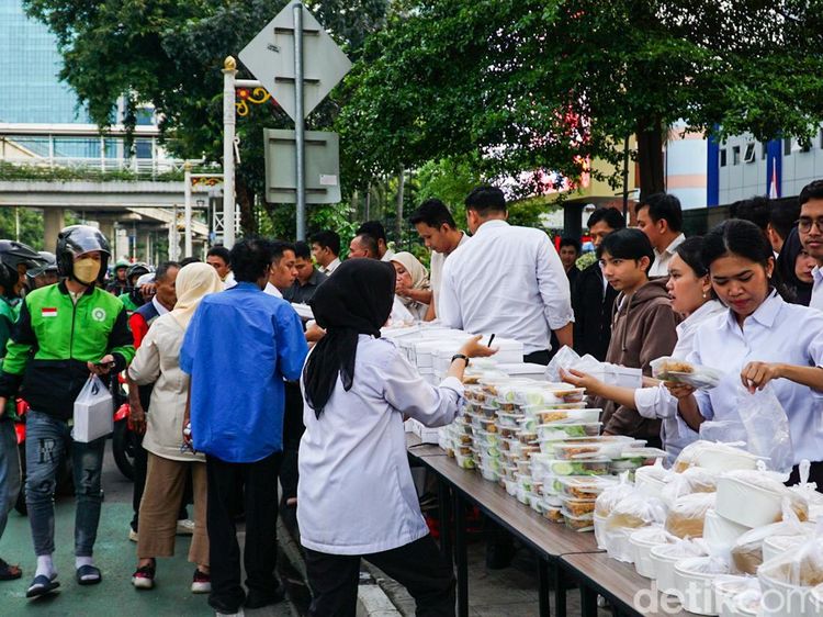 Kementerian HAM Bagikan 1.500 Takjil untuk Warga