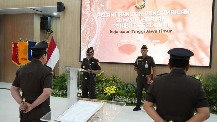 Kepala Kejati Jatim Agus Sahat saat melantik 5 kajari baru