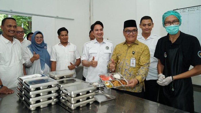 Ketua DPD I APPMBGI Adan Dustin Bhakti (tengah) saat meninjau perubahan menu MBG di Balikpapan.