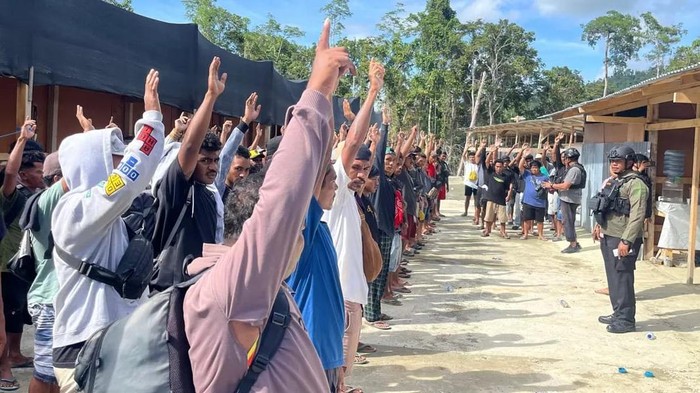 Aparat mengevakuasi 240 karyawan PT Kristalin Eka Lestari di Nabire, Papua Selatan, setelah serangan KKB.