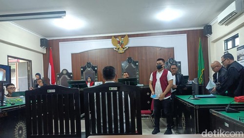 Kompol Yogi saat menjadi saksi untuk terdakwa Ipda I Gde Aris Chandra di PN Matarm, Senin (23/2/2026). (Foto : Abdurrasyid Efendi/detikBali).