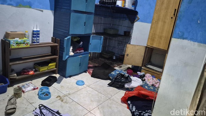 Kondisi kamar kos tempat balita di Surabaya disiksa paman dan bibi