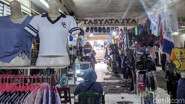 Kondisi lapak Pasar Ujungberung yang sepi