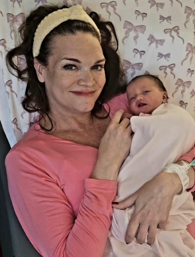 Momen keajaiban dirasakan oleh aktris Laura Orrico di usia 49. Dia melahirkan anak pertamanya meski sang suami telah meninggal 10 tahun lalu. Foto: dok. Instagram @thelauraorrico