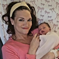 Keajaiban, Aktris 49 Tahun Melahirkan Anak Pertama Usai 10 Tahun Suami Wafat