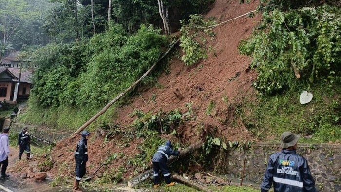 Longsor di Jalan Raya Tasikmalaya - Garut, tepatnya di Kampung Kandangsari, Kecamatan Salawu, Kabupaten Tasikmalaya, Senin (23/2/2026).