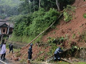 Tebing 10 Meter Longsor di Salawu, Jalur Tasik-Garut Terhambat