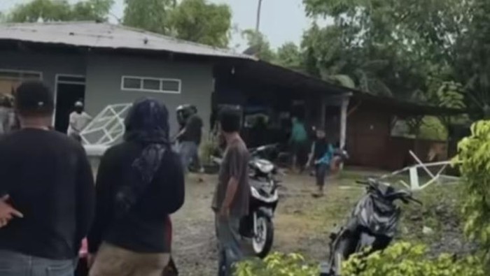 Keluarga Ririn, penjaga agen BRILink yang tewas dirampok, merusak rumah terduga pelaku di Luwu. Ketegangan terjadi saat pengrusakan berlangsung.