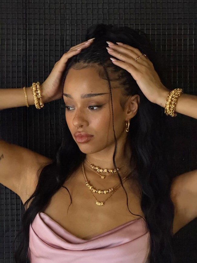 Pemilik nama asli Manon Bannerman itu memiliki darah campuran Ghana dari ayahnya dan Swiss-Italia dari ibunya. Sehari setelah diumumkan hiatus, Manon terlihat menonton konser Rio Amor di Los Angeles bersama sahabatnya Sophie. Foto: dok. Instagram @meretmanon