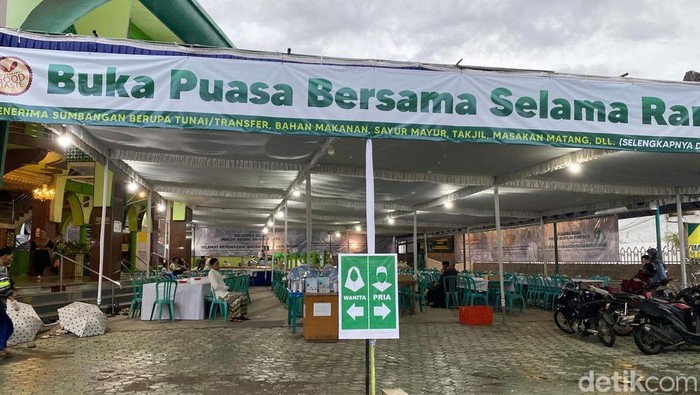 Masjid An Nur Kota Batu Bagikan Ratusan Porsi Buka Puasa Gratis