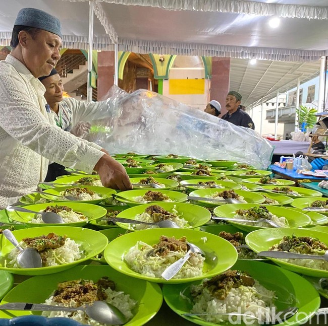 Masjid di Kota Batu Ini Bagikan Ratusan Porsi Buka Puasa Gratis