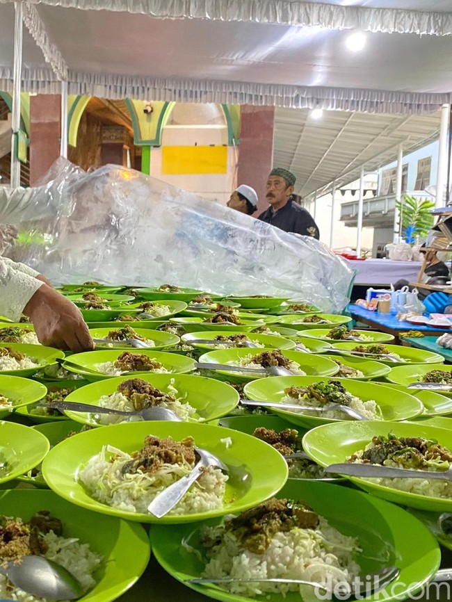Masjid di Kota Batu Ini Bagikan Ratusan Porsi Buka Puasa Gratis