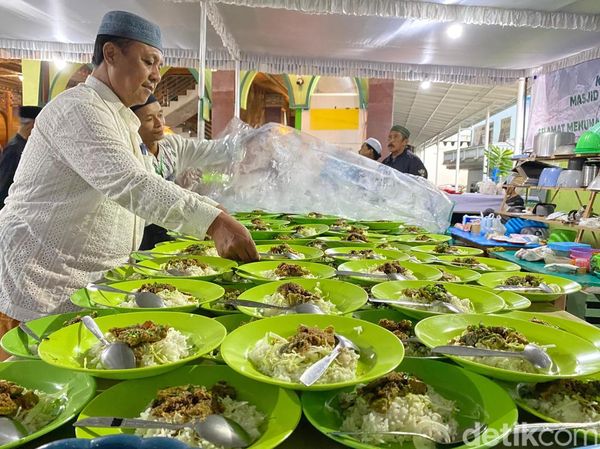 Masjid di Kota Batu Ini Bagikan Ratusan Porsi Buka Puasa Gratis
