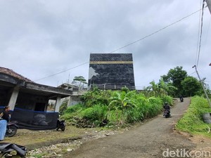 Penampakan Masjid Mirip Kabah di Lereng Perbukitan Gunungkidul