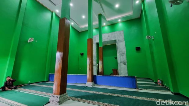 Masjid Ka'bah Gunungkidul Suasana di dalam Masjid Ka'bah Asy-Syuhada yang memiliki tiga tiang penyangga seperti di dalam Ka'bah yang berada di Masjidil Haram, Makkah, Arab Saudi.