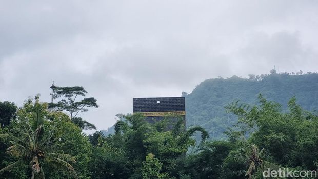 Masjid Ka'bah Gunungkidul Masjid Ka'bah Asy-Syuhada yang berada di perbukitan Batur Turu, Mertelu, Gedangsari, Gunungkidul.