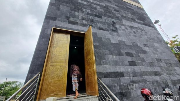 Masjid Ka'bah Gunungkidul Pintu Masjid Ka'bah Asy-Syuhada yang berwarna emas dan memiliki ukiran huruf Arab.
