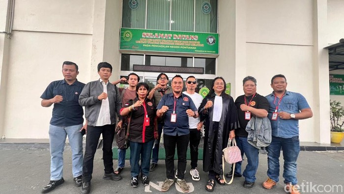 Masyarakat Dayak hadiri sidang putusan terdakwa Rizky Kabah di PN Pontianak.