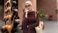 Melody Prima tetap langsing meski sudah beranak tiga. Ia sampai ditanya rahasia jaga makan atau melakukan hal apa bisa seperti itu. (Foto: dok Instagram melodyprima)