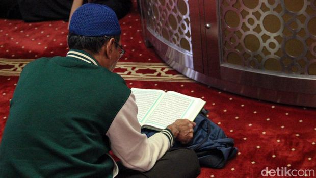 Jemaah membaca Al-Qur'an usai salat zuhur di Masjid Istiqlal, Senin (23/2/2026). Hari kelima Ramadan dimanfaatkan untuk memperbanyak ibadah.