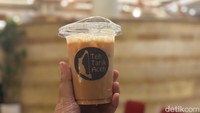 Teh Tarik Aceh di sini disajikan dengan atraksi tarik langsung yang menarik perhatian. Rasanya creamy dan menyegarkan cocok untuk buka puasa. Foto: detikcom/Riska Fitria