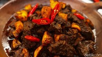 Rendang, ayam pop, hingga telur barendo ala Padang Merdeka tersaji autentik untuk buka puasa. Menu ini dirotasi tiap minggu agar pengunjung tak bosan. Foto: detikcom/Riska Fitria