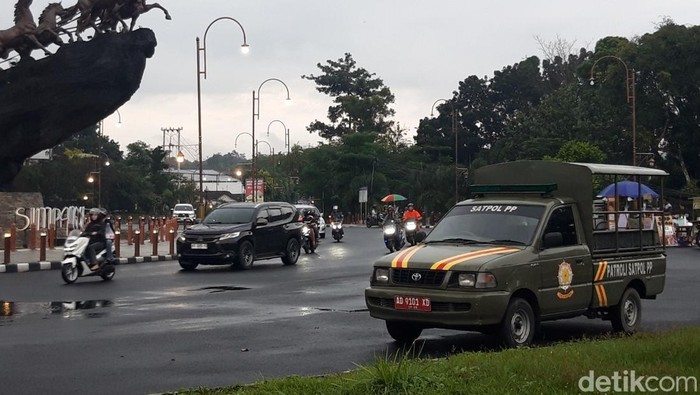 Mobil Satpol PP Boyolali diparkir di Simpang Siaga.