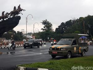 Capek Kucing-kucingan dengan PKL, Satpol PP Parkir Mobil di Simpang 5 Boyolali