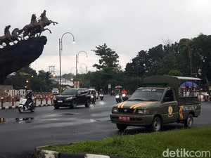 Capek Kucing-kucingan dengan PKL, Satpol PP Parkir Mobil di Simpang 5 Boyolali