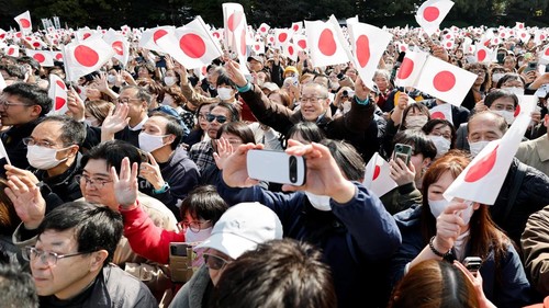Kaisar Jepang Naruhito menyapa publik dalam sebuah penampilan terbuka yang berlangsung di Istana Kekaisaran, Tokyo, Senin (23/2), bertepatan dengan peringatan ulang tahunnya yang ke-66. Momen tersebut menjadi perhatian warga dan simpatisan yang memadati area sekitar istana untuk menyampaikan ucapan selamat secara langsung. REUTERS/Kim Kyung-Hoon
