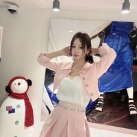Dalam foto di mana Nam Gyu Ri mengenakan setelan warna pink, orang yang tidak mengenal pasti menyangka usianya masih 20an. Foto: Instagram @nam_gyuri