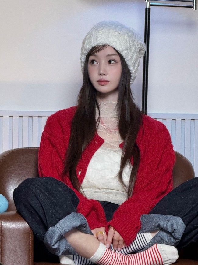 Di kolom komentar, banyak netizen yang memuji kecantikannya. “Dia terlihat seperti AI,” “Dia terlihat seperti bayi, sangat cantik,” tulis mereka. Foto: Instagram @nam_gyuri