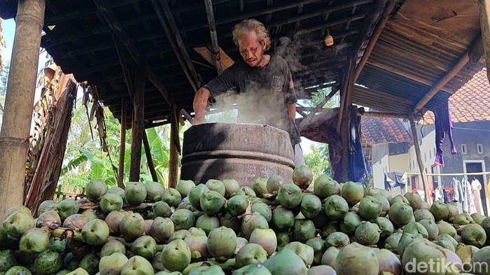 Nana perajin kolang kaling Pangandaran