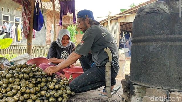Nana perajin kolang kaling Pangandaran