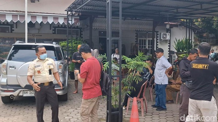 Nasabah Bank Jambi mendatangi kantor cabang karena panik atas kasus hilangnya uang dalam rekening