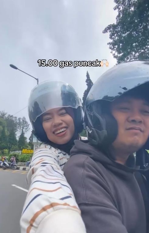 Viral pasangan pengantin menikah di KUA, setelah itu sore harinya langsung motoran untuk bulan madu ke Puncak, Bogor, Jawa Barat.