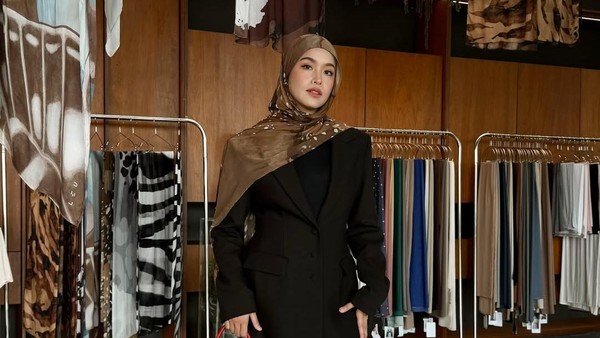 Inspirasi Bukber Kekinian: Pashmina Viscose Ala Aurel sampai Natasha Rizki