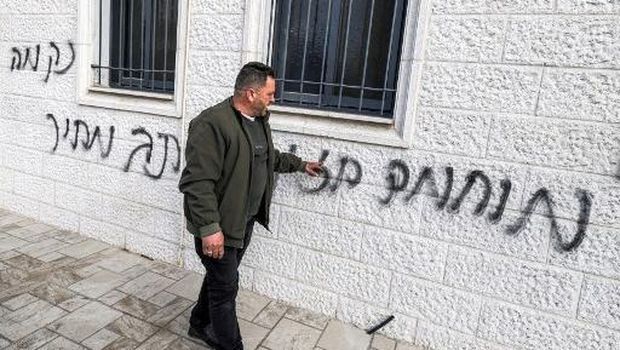 PALESTINIAN-ISRAEL-CONFLICT-ATTACK-RELIGION-ISLAM-RAMADAN A man inspects offensive Hebrew graffiti on the walls outside the Abu Bakr al-Siddiq Mosque in the village of Tell, west of Nablus in the occupied West Bank, on February 23, 2026 following a reported attack by Israeli settlers. (Photo by JAAFAR ASHTIYEH / AFP)