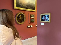 Geger Foto Eks Pangeran Andrew Ditangkap Polisi Ditempel di Museum Louvre