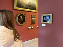 Video Potret Eks Pangeran Andrew Setelah Penangkapan Dipajang di Louvre