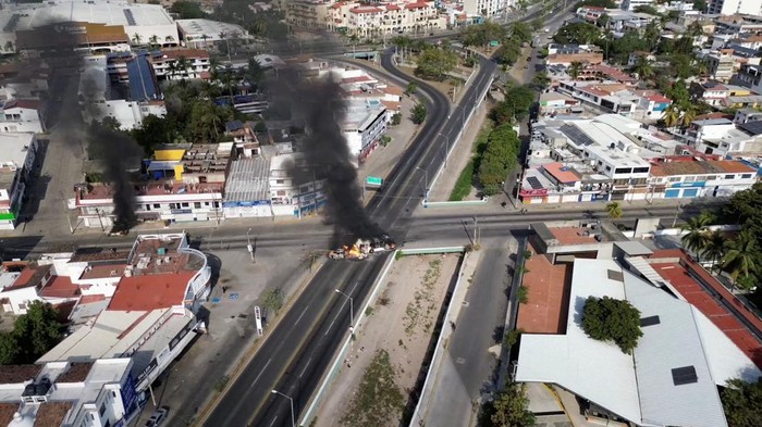 Gelombang kekerasan melanda sejumlah kawasan perkotaan di Meksiko menyusul tewasnya gembong narkoba Nemesio Oseguera dalam operasi militer. Insiden aksi balasan berupa blokade jalan, pembakaran kendaraan, serta perusakan properti komersial dilaporkan