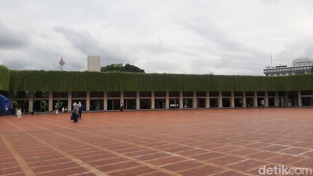 Pelataran Masjid Istiqlal, pas buat ngabuburit