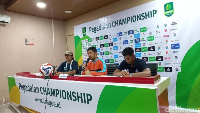 Pelatih Sumsel United Nilmaizar (tengah)
