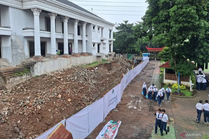 Pemilik tembok membangun pagar sementara di SMPN 182 Jakarta, Kalibata, Jaksel demi keamanan siswa dan guru pascarobohnya tembok warga pada pekan lalu. (ANTARA/Luthfia M)
