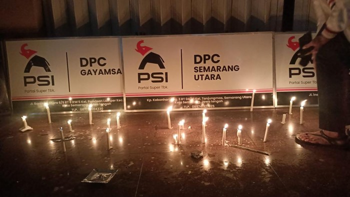 Pengurus mengembalikan pelang kantor DPC kepada perwakilan DPD Partai Solidaritas Indonesia Kota Semarang sebagai simbol pengunduran diri 13 DPC, Minggu (22/2/2026) malam.