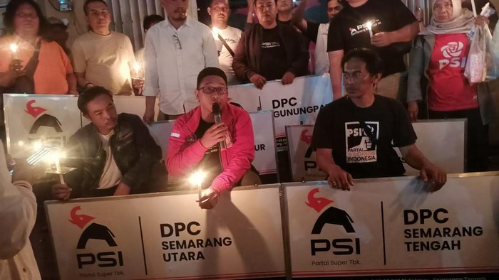Pengurus mengembalikan pelang kantor DPC kepada perwakilan DPD Partai Solidaritas Indonesia Kota Semarang sebagai simbol pengunduran diri 13 DPC, Minggu (22/2/2026) malam.